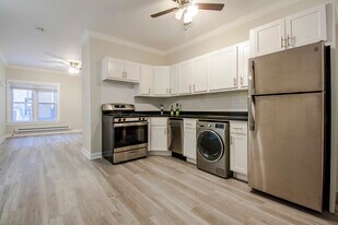 730 W Roscoe St, Unit 2W in Chicago, IL - Building Photo