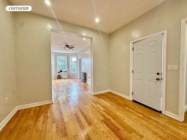 223 Covert St. in Brooklyn, NY - Foto de edificio - Building Photo