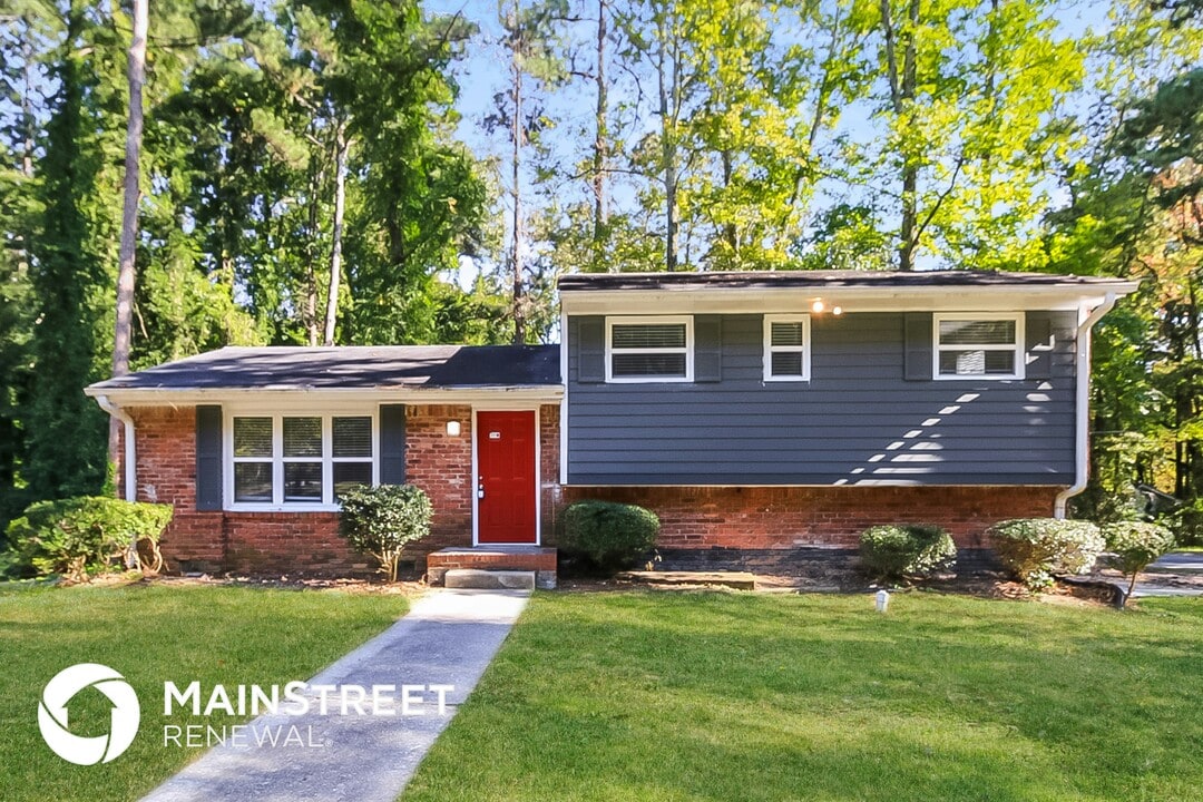 2745 Westford Ct SW in College Park, GA - Building Photo