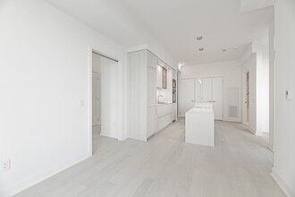 11 Yorkville Ave in Toronto, ON - Building Photo - Building Photo