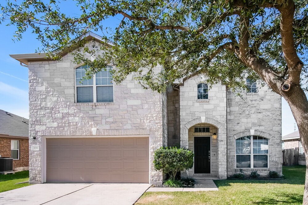 121 Castle Dr in Hutto, TX - Building Photo