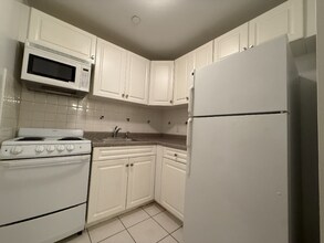 208 Undercliff Ave, Unit 2 in Edgewater, NJ - Building Photo - Building Photo