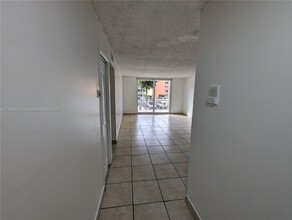 6960 Miami Gardens Dr in Hialeah, FL - Building Photo - Building Photo