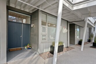 615 Hampton Dr, Unit A107 in Venice, CA - Foto de edificio - Building Photo