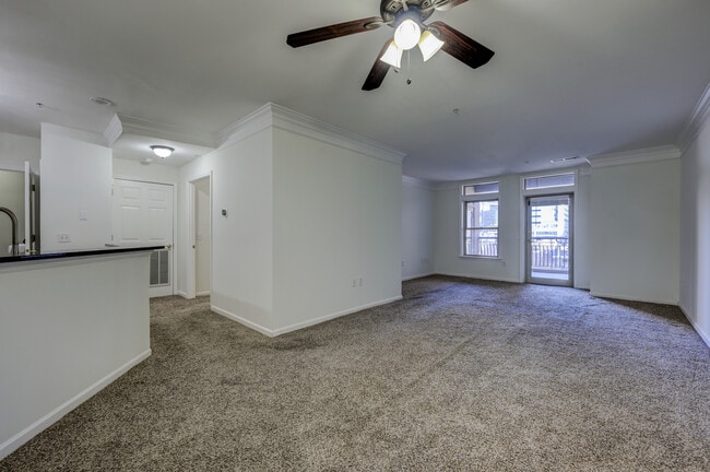 3334 Peachtree Rd NE, Unit Apt 302 in Atlanta, GA - Foto de edificio - Building Photo