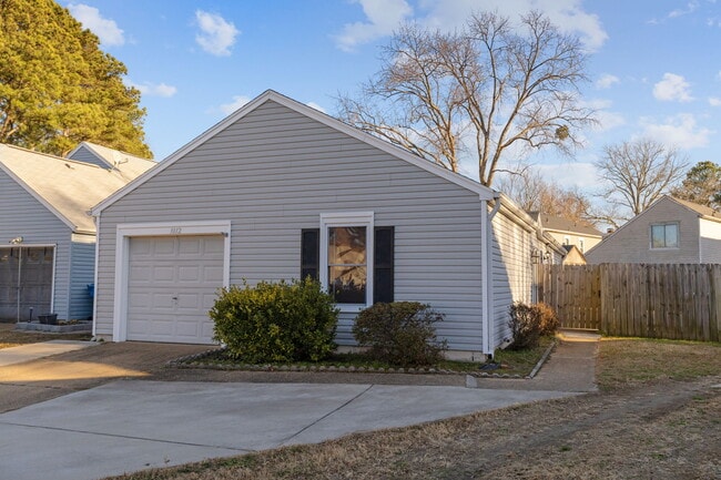 1012 Danbury Cir in Virginia Beach, VA - Building Photo - Building Photo