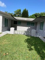 801 NE 2nd St in Hallandale Beach, FL - Building Photo