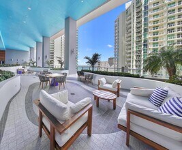 1300 Brickell Bay Dr in Miami, FL - Building Photo - Building Photo