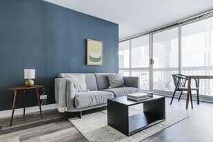 1 E Delaware Pl in Chicago, IL - Building Photo