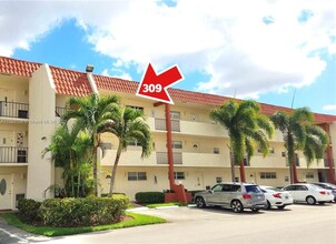 9800 N Hollybrook Lake Dr in Pembroke Pines, FL - Building Photo - Building Photo