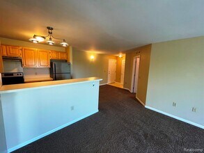15200 Silver Pkwy in Fenton, MI - Building Photo - Building Photo