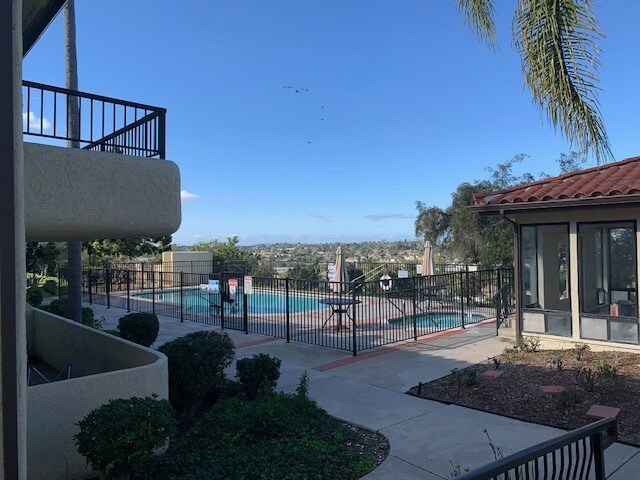 Villa Las Brisas Apartments in Vista, CA - Foto de edificio - Building Photo
