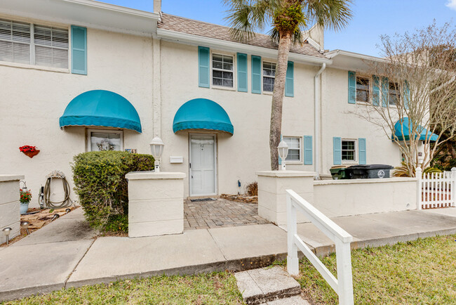 2233 Seminole Rd in Atlantic Beach, FL - Building Photo - Building Photo