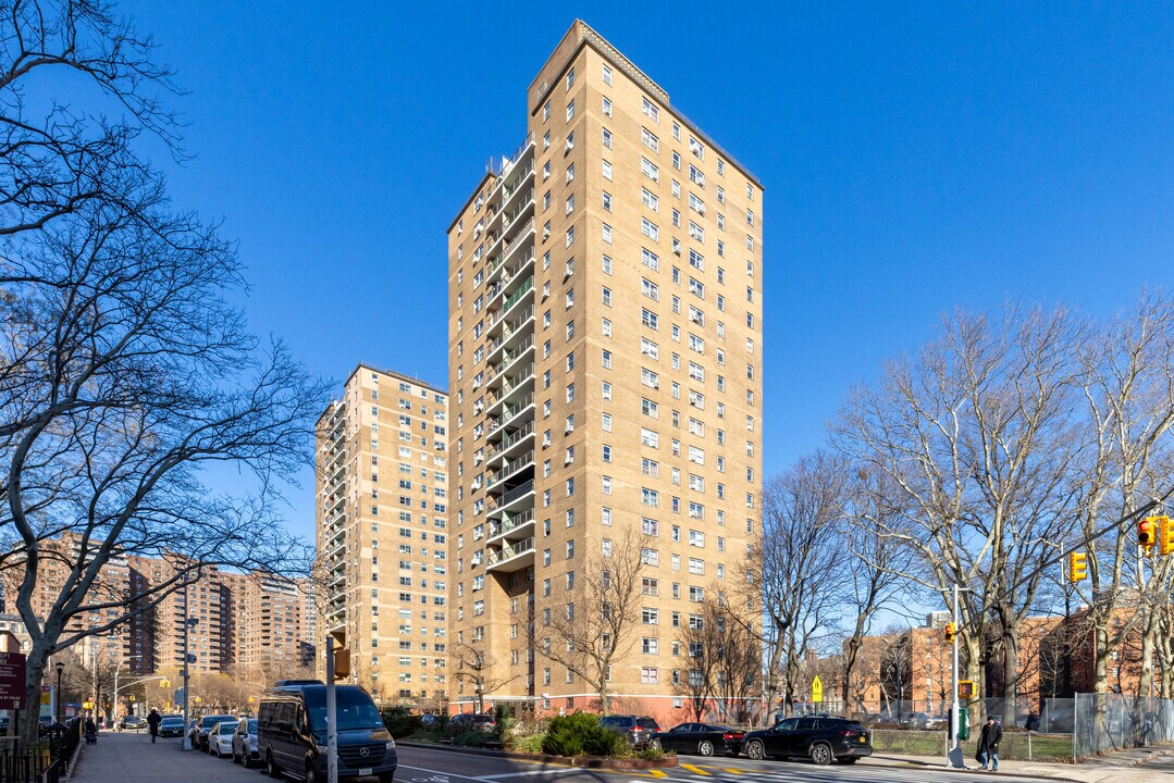 Gouverneur Gardens in New York, NY - Foto de edificio