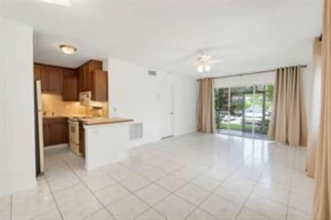 3040 NE 16th Ave, Unit 101 in Oakland Park, FL - Foto de edificio - Building Photo