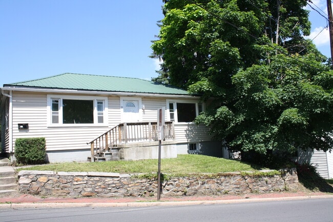 72 E College Ave in Frostburg, MD - Building Photo - Building Photo