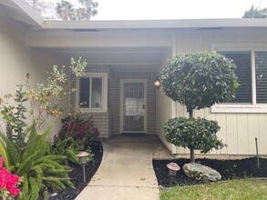 2743 Lost Creek Ct in Stockton, CA - Foto de edificio - Building Photo