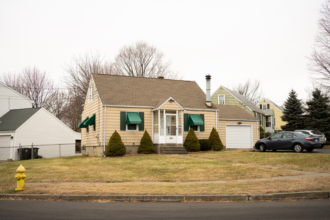 203 Robert Treat Pkwy in Milford, CT - Building Photo