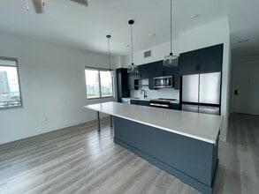 147 NW 32nd St, Unit B1 in Miami, FL - Foto de edificio - Building Photo