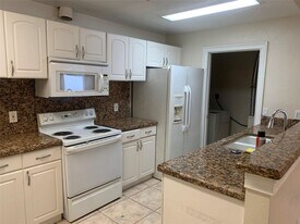 907 SW 78th Ave in North Lauderdale, FL - Building Photo