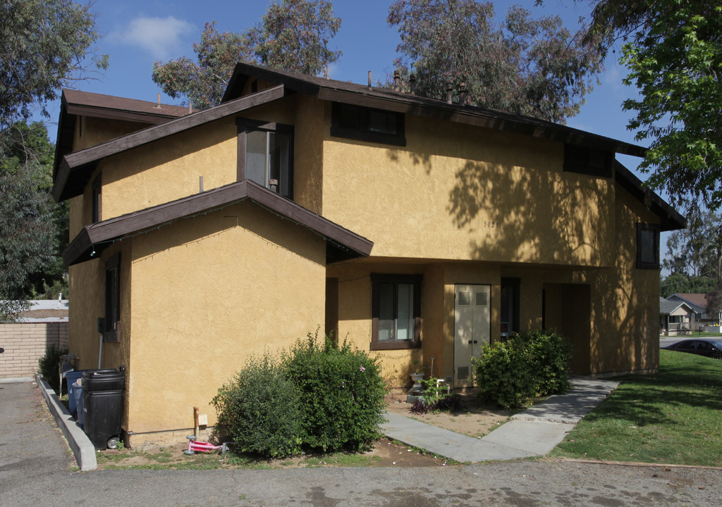 Plum Tree Apartments in Riverside, CA - Foto de edificio