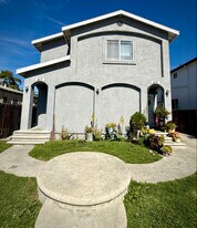 417 E 105th St in Los Angeles, CA - Building Photo