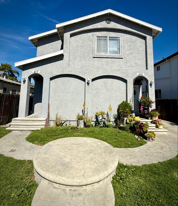 417 E 105th St in Los Angeles, CA - Building Photo