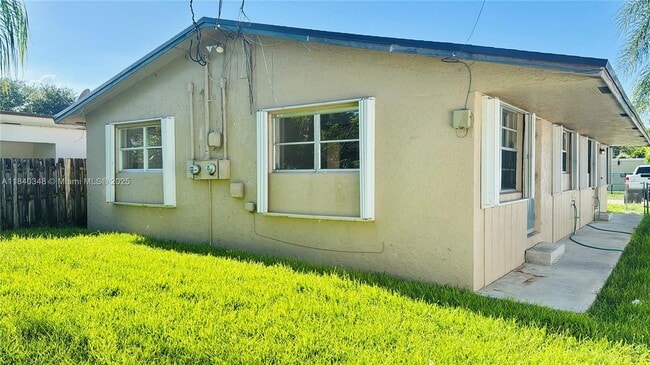 6116 SW 39th St in Miramar, FL - Building Photo - Building Photo