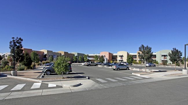 Villa Nueva Senior Apartments in Albuquerque, NM - Foto de edificio - Building Photo