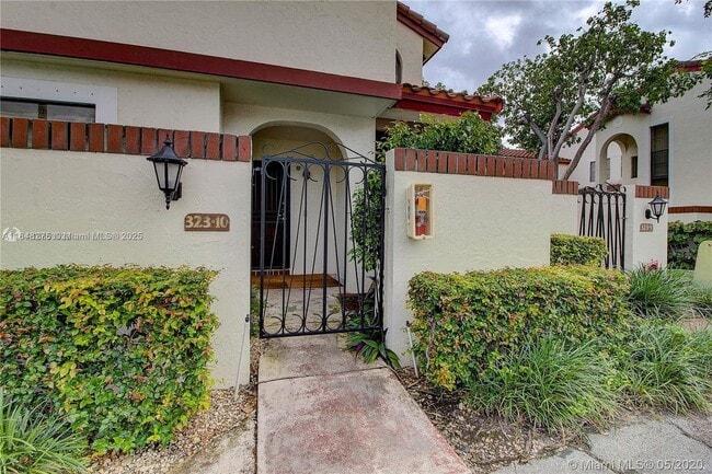 323 Ives Dairy Rd in Miami, FL - Building Photo - Building Photo