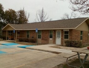 111 NW Main St in Junction, TX - Building Photo - Building Photo