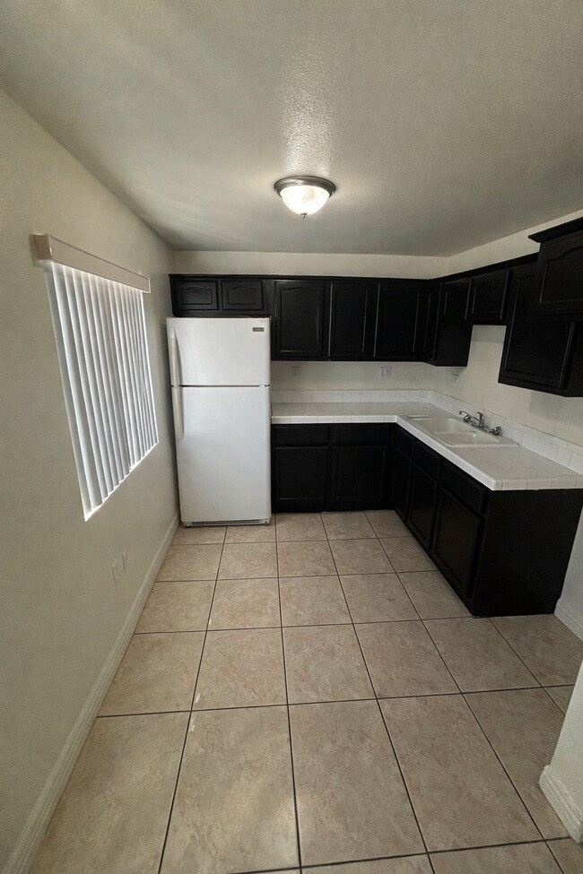 327 E 106th St in Los Angeles, CA - Foto de edificio - Building Photo