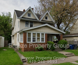811 Collins St in Toledo, OH - Foto de edificio - Building Photo