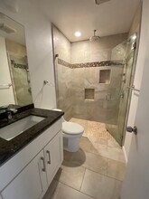 9454 Twin Trails Dr, Unit 202 in San Diego, CA - Foto de edificio - Building Photo