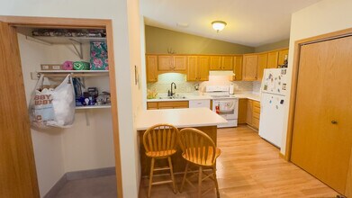 1411 Watercress Cir in West Bend, WI - Building Photo - Building Photo