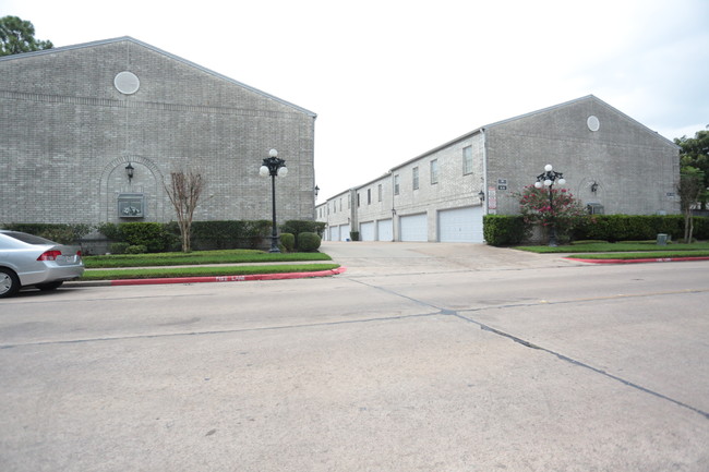 3800 Tanglewilde St in Houston, TX - Building Photo - Building Photo