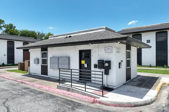 VILLA VALENCIA in Irving, TX - Building Photo - Building Photo