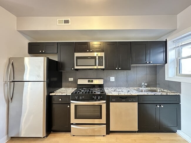 2402 W Bryn Mawr Ave, Unit 2F in Chicago, IL - Building Photo - Building Photo
