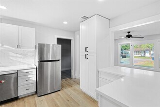 6714 E Bayou Dr in Hitchcock, TX - Building Photo - Building Photo