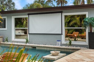 2123 Holiday Ln in Naples, FL - Building Photo