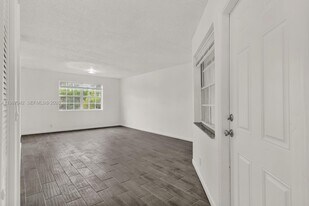 8621 SW 5th St, Unit 201 in Pembroke Pines, FL - Building Photo