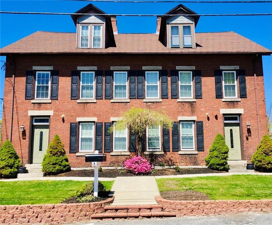 2 Brayton Ct in Cumberland, RI - Building Photo