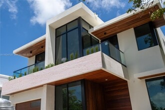 345 W 46th St in Miami Beach, FL - Foto de edificio - Building Photo