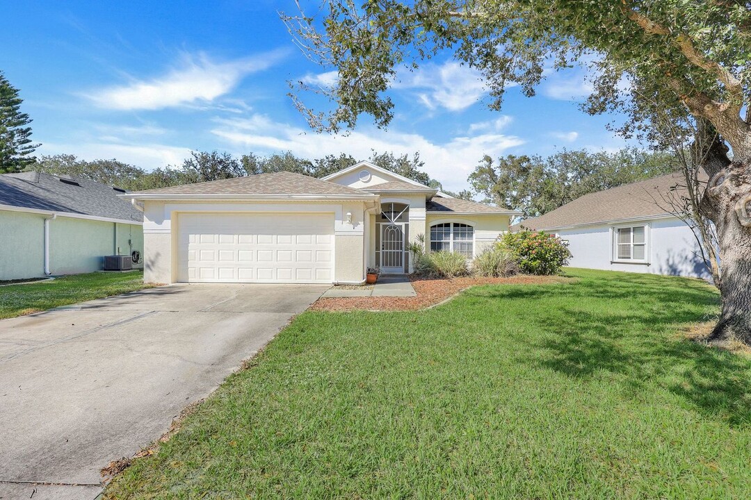 9261 Middle Oak Dr in Ft. Myers, FL - Building Photo