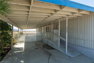 1240 S Comstock Cir W in Pahrump, NV - Foto de edificio - Building Photo