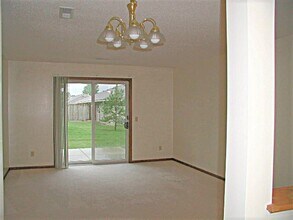 855 Highview Dr in New Richmond, WI - Foto de edificio - Building Photo