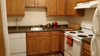 98 Powers St-Unit -223 in Milford, NH - Building Photo - Building Photo