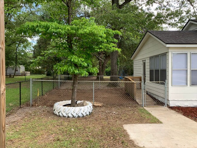 102 Lee St in Statesboro, GA - Foto de edificio - Building Photo