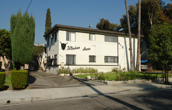 915 E Windsor Rd in Glendale, CA - Foto de edificio - Building Photo