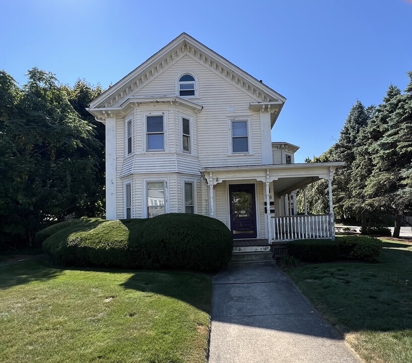 28 W Central St in Natick, MA - Foto de edificio